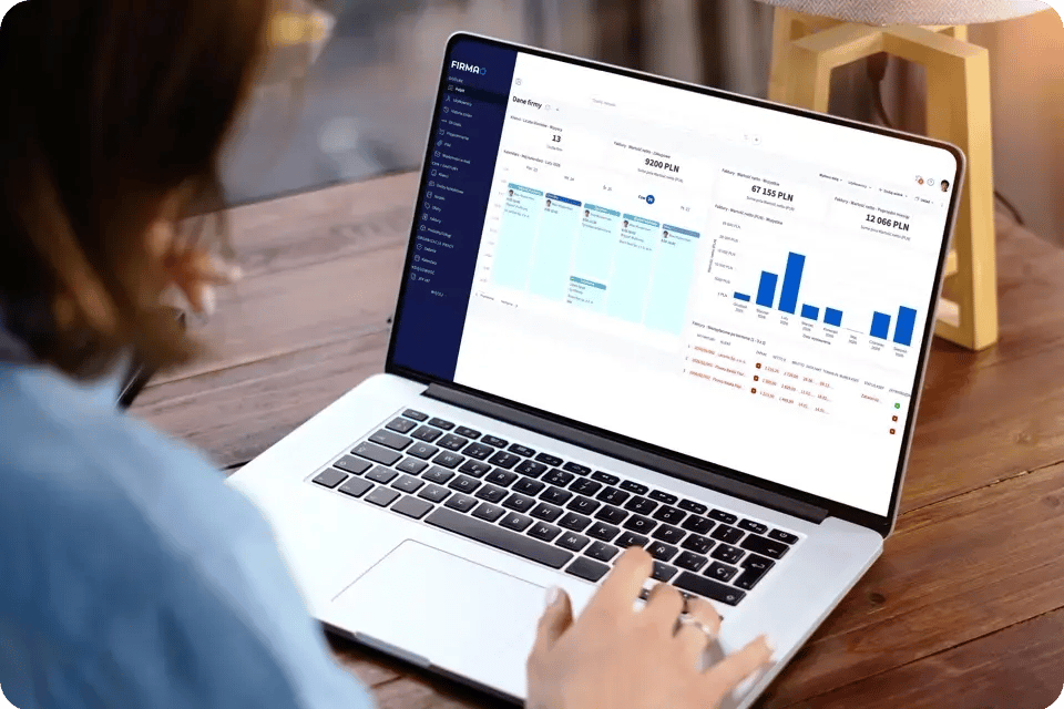 kobieta-z-laptopem-firmao